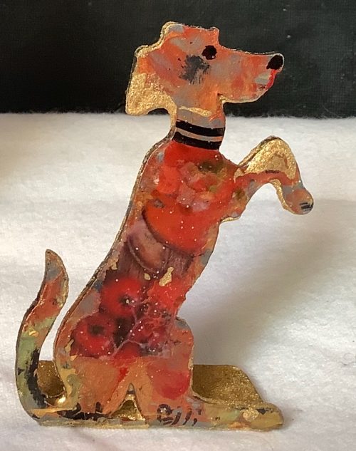 PatMoli Le Chien 7,5 cm x 5 x 2, acier, peinture, acrylique, collage, résine, patte pliée à l'arrière, peinture or à l'arrière