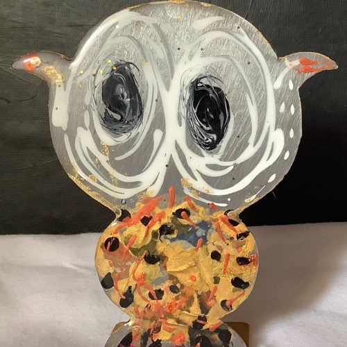 PatMoli La Chouette 15 cm x 5 x 2, acier, peinture, acrylique, collage, résine, patte pliée à l'arrière, peinture or à l'arrière