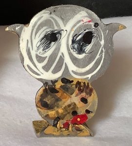 PatMoli La Chouette 8 cm x 5 x 2, acier, peinture, acrylique, collage, résine, patte pliée à l'arrière, peinture or à l'arrière