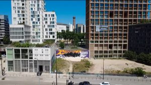 « Nous, EUX!!! » Des millions d’années d’évolution, et pourtant, ils ne connaissent toujours ni le mensonge, ni le mépris, ni l’ironie, ni l’hypocrisie, ni la trahison. À une époque où le monde moderne robotise à tout-va les relations humaines, ils peuvent être bien plus humains que les hommes.